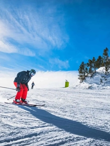 Ski avec élégance : Transport de luxe à Courchevel avec X Limousine home image